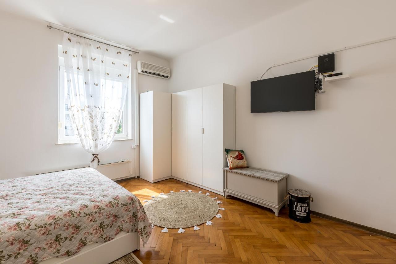 Noe And Joey Apartment สปลิท ภายนอก รูปภาพ